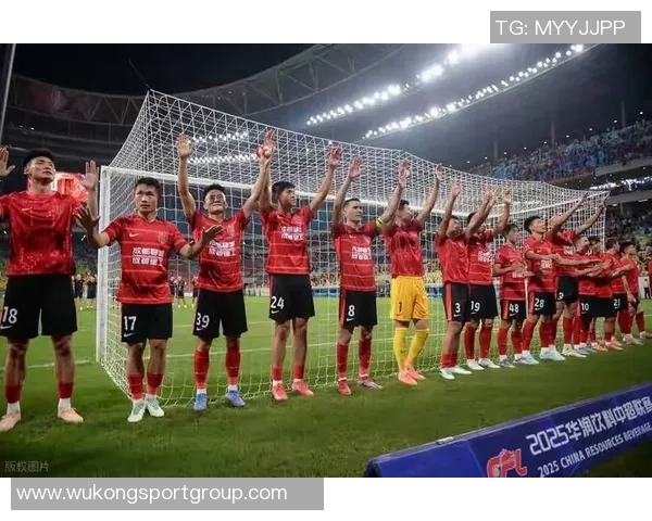 蓉城争冠梦碎球迷怒斥管理层引援无力引发热议