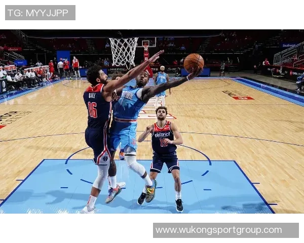 比尔首场比赛表现出色9投6中贡献12分2篮板1抢断1盖帽正负值5展现实力